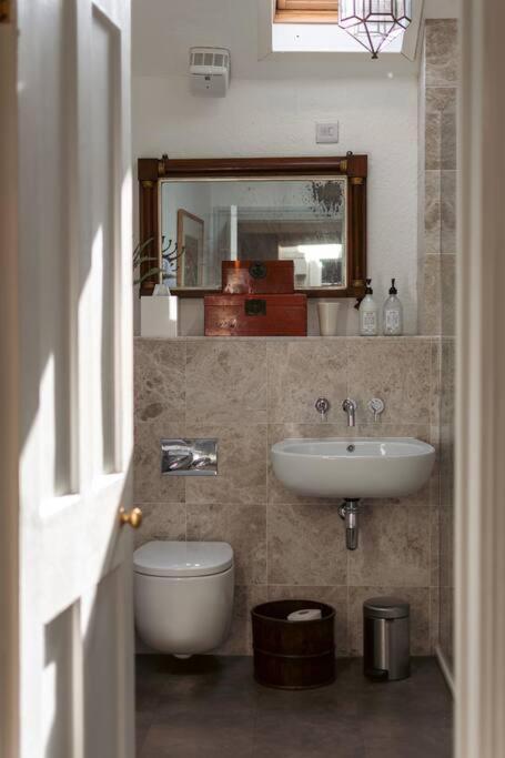 Sarah'S - A Townhouse Apartment In Georgian Holt ホルト エクステリア 写真