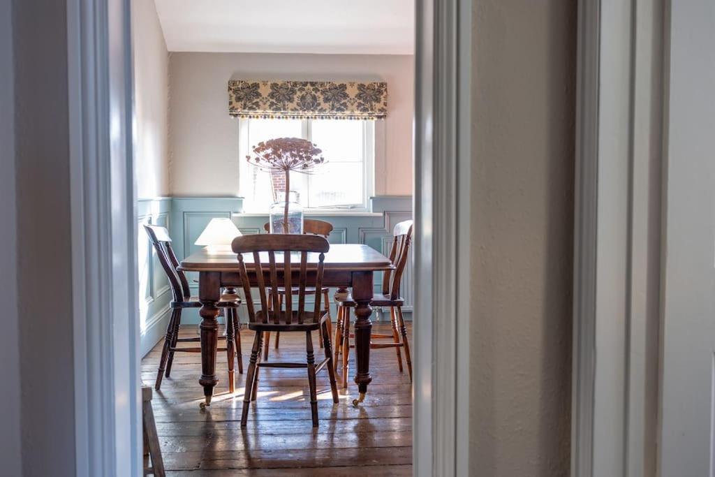 Sarah'S - A Townhouse Apartment In Georgian Holt ホルト エクステリア 写真