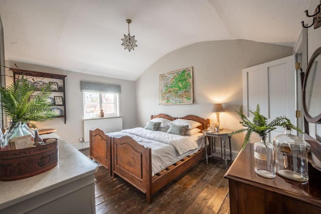 Sarah'S - A Townhouse Apartment In Georgian Holt ホルト エクステリア 写真