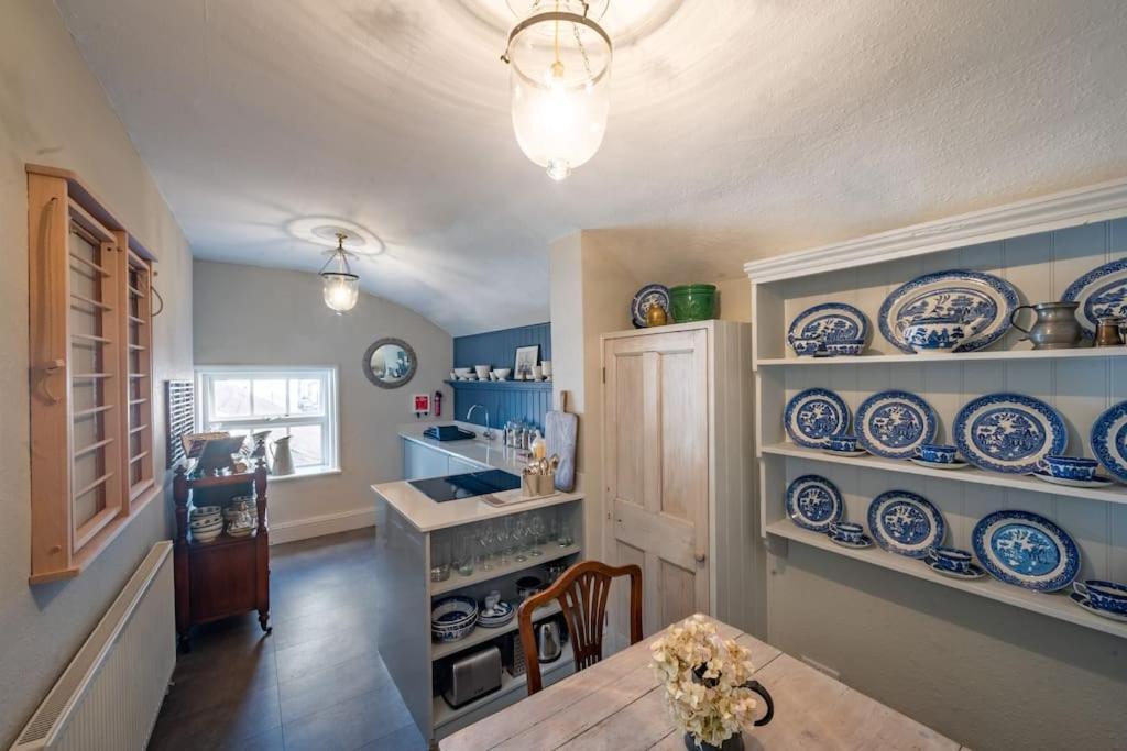 Sarah'S - A Townhouse Apartment In Georgian Holt ホルト エクステリア 写真